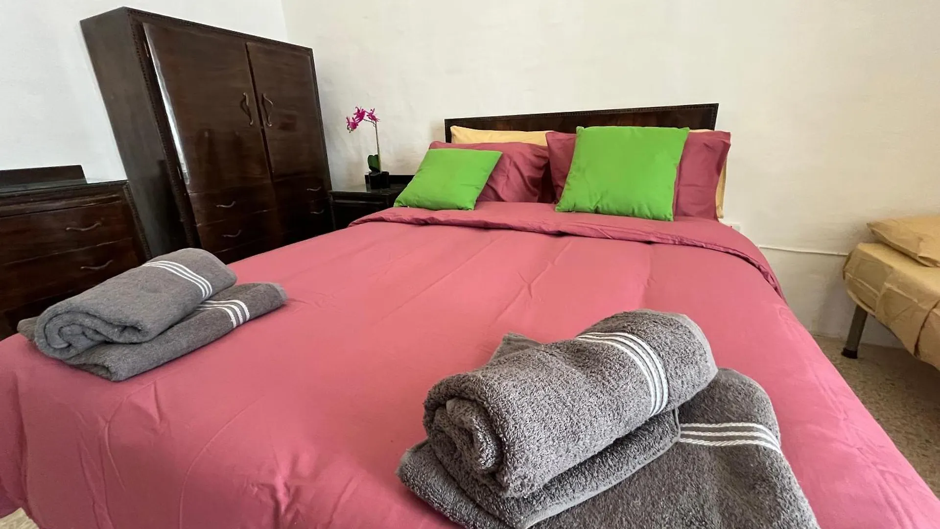 Large Full House - Sleeps 9 Villa Sliema Holiday home